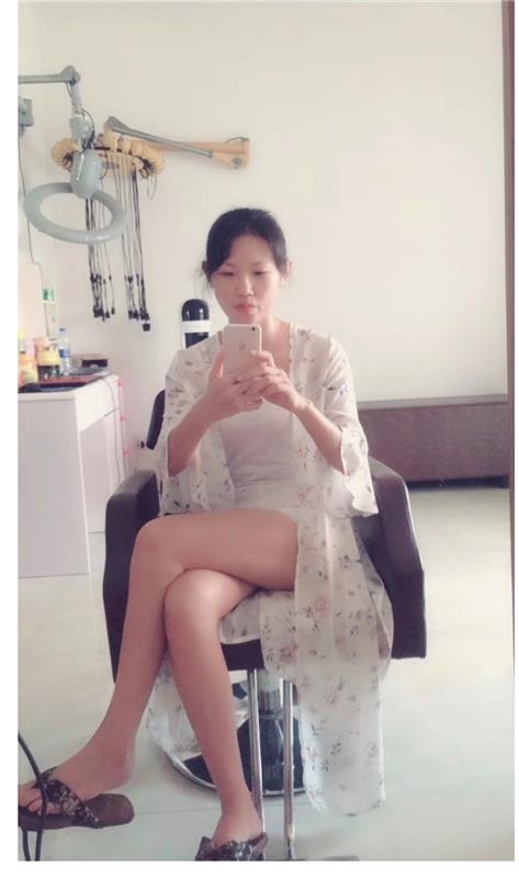 年轻的小熟妇,腿美肤白